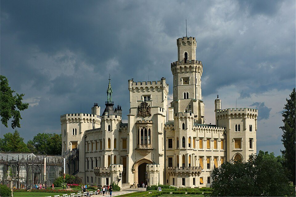 Bílý novogotický zámek Hluboká nad Vltavou